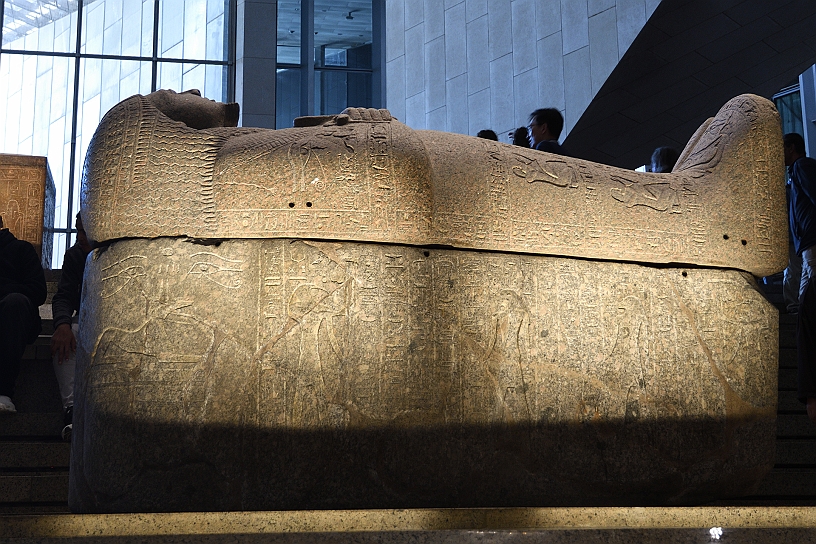 27 MAK_7068.jpg - Sarcofago con l'effige del defunto, di Djehutynefer che è stato un importante funzionario egizio (1450–1390 a.C. circa).